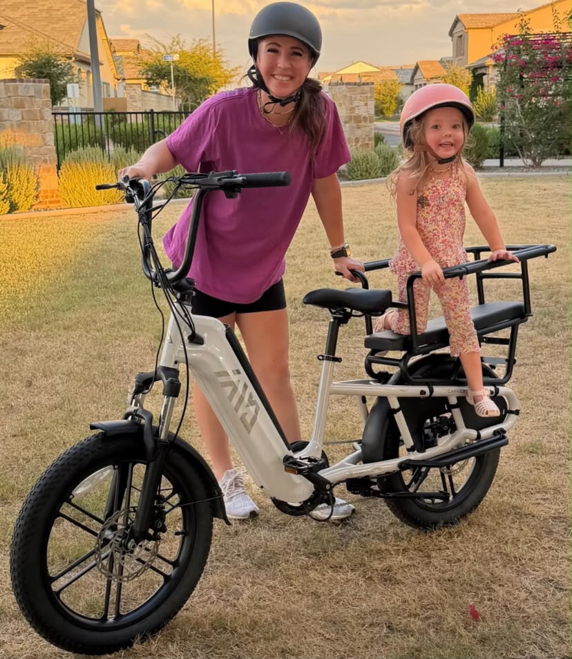 Hauler E-Cargo - Con niña en portabultos trasero